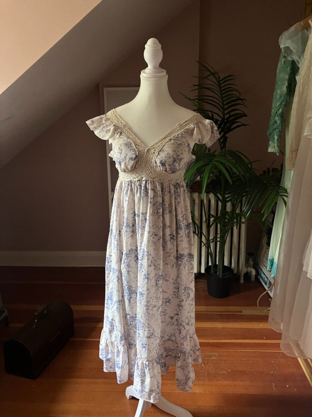 White & blue chinoiserie empire waist long dress cottagecore lace trim - Picture 5 of 9